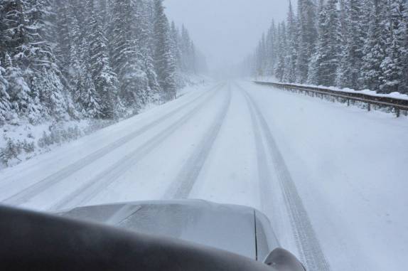 Dirigindo em estrada cheia de neve, no North Cascades National Park, no estado de Washington, noroeste dos  Estados Unidos